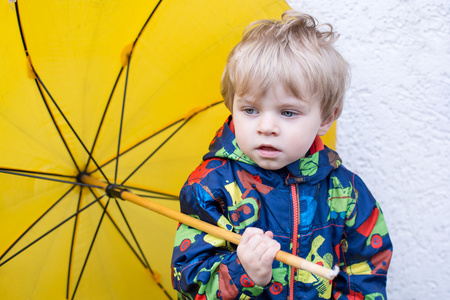 黄伞，户外的可爱的小孩男孩