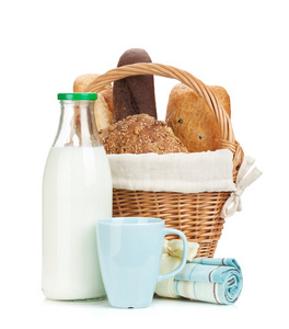 野餐篮面包和牛奶瓶