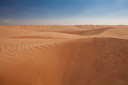 在阿曼的沙漠，与作为出让暗蓝色的天空中美丽的沙丘