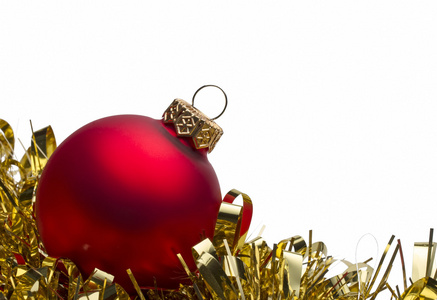 与黄金金属丝在白色背景上的红色圣诞摆设。