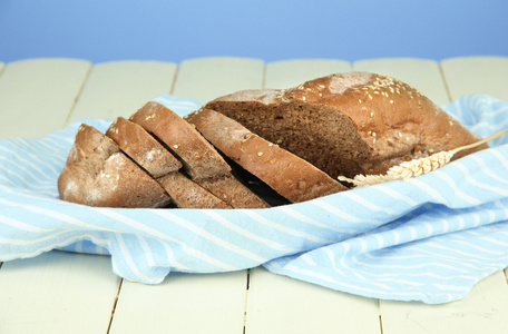 热美味的面包，木桌上，对颜色背景