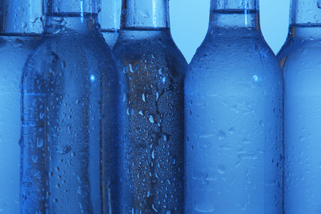蓝色背景上的矿泉水瓶图片