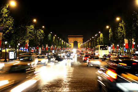 在巴黎凯旋门与香榭丽舍大道