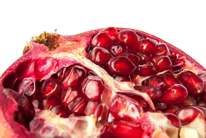 打开石榴隔离在白色