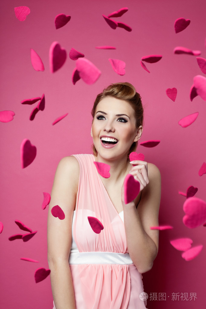 美丽的年轻女子落在附近的心