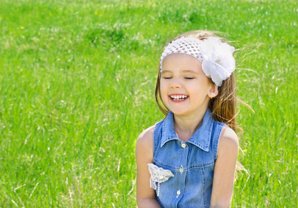 笑可爱的小女孩在草地上