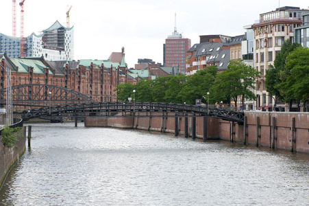 运河 旧桥和仓库建筑物在临水，汉堡