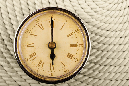 自我缠绕时钟时钟与电源线背景上的罗马数字.6照片