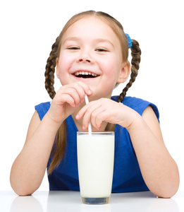 可爱的小女孩，用一杯牛奶