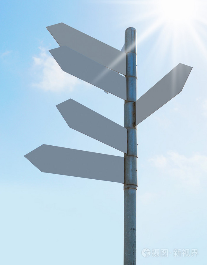 金属指针停留在蓝色的天空