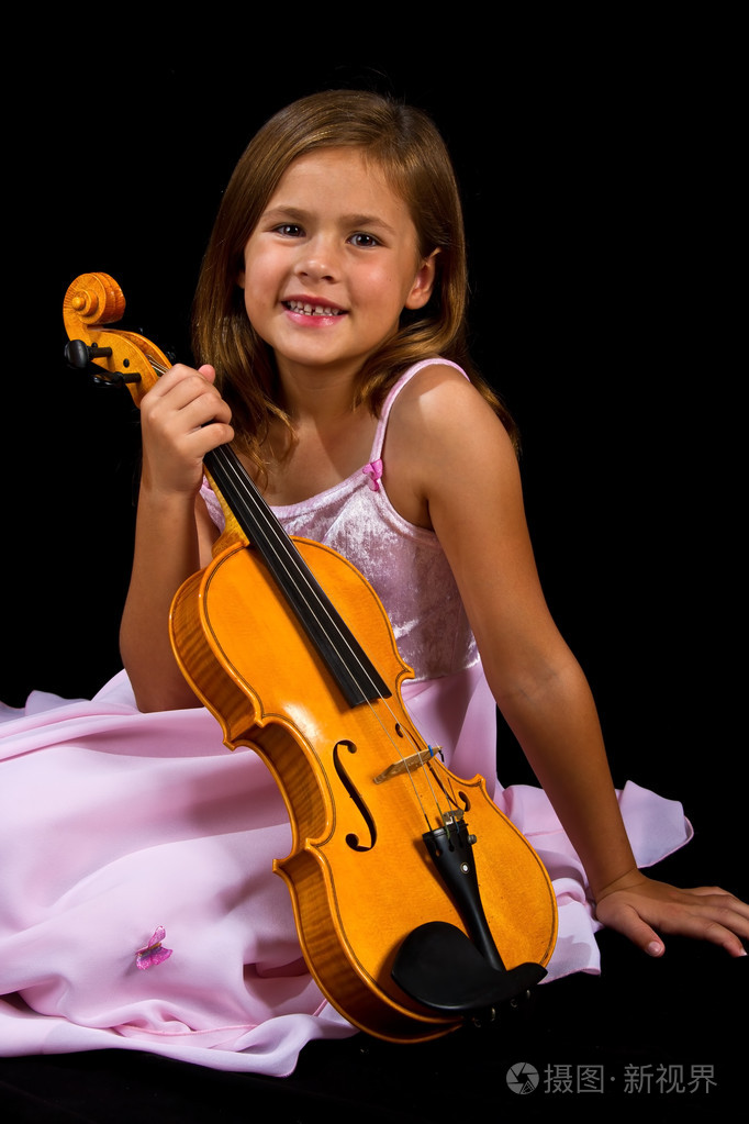 举行小提琴穿着粉红色衣服的女孩
