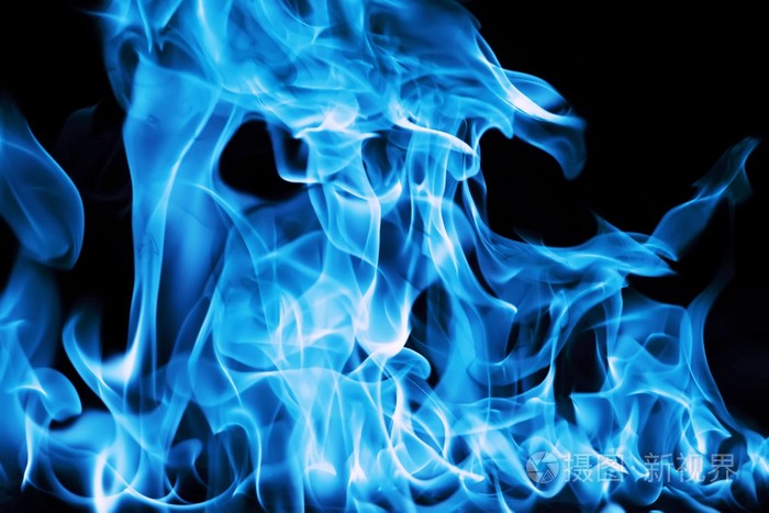 黑色背景上的蓝色火