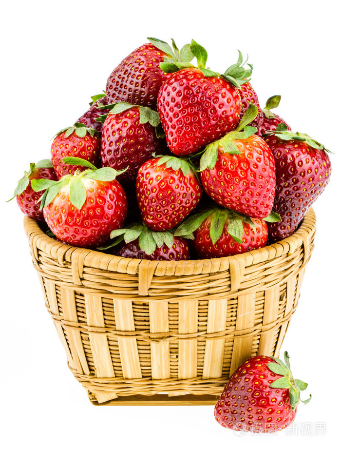 成熟的草莓在隔离上白色backgro柳条篮