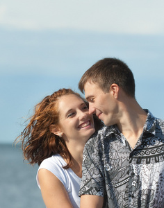 爱在海上对年轻夫妇