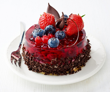 用新鲜的莓果和巧克力蛋糕