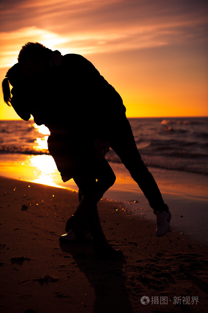 在海滩上的情侣