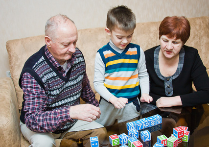 祖母和大爸爸玩一个孙子在块中