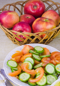 生菜蔬菜和喜食花瓶与红苹果