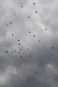 彩色气球上灰色的天空