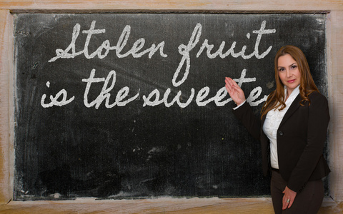 显示被偷的水果的老师是最甜的黑板上