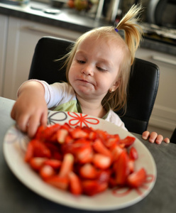 吃草莓的小女孩