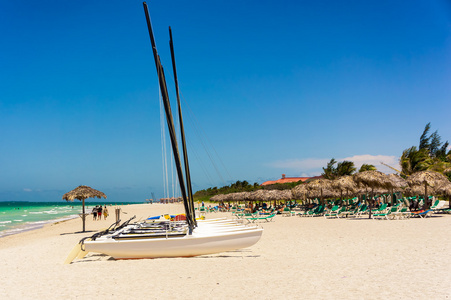 与帆船和游客 sunbathin 在古巴的巴拉德罗海滩