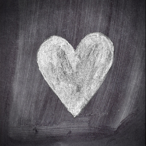 心脏的形状粉笔黑板黑板上绘图
