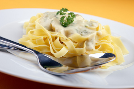 fettucine carbonara，与奶酪酱汁意大利面