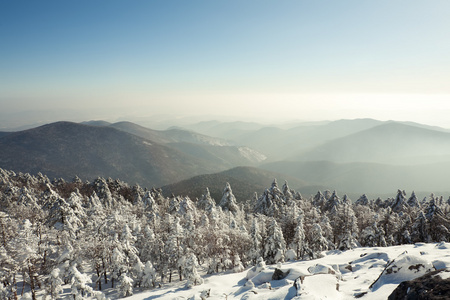 冬天的山与雪蓝多云的天空下的风景。r