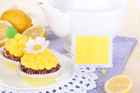 美丽柠檬蛋糕上餐桌特写