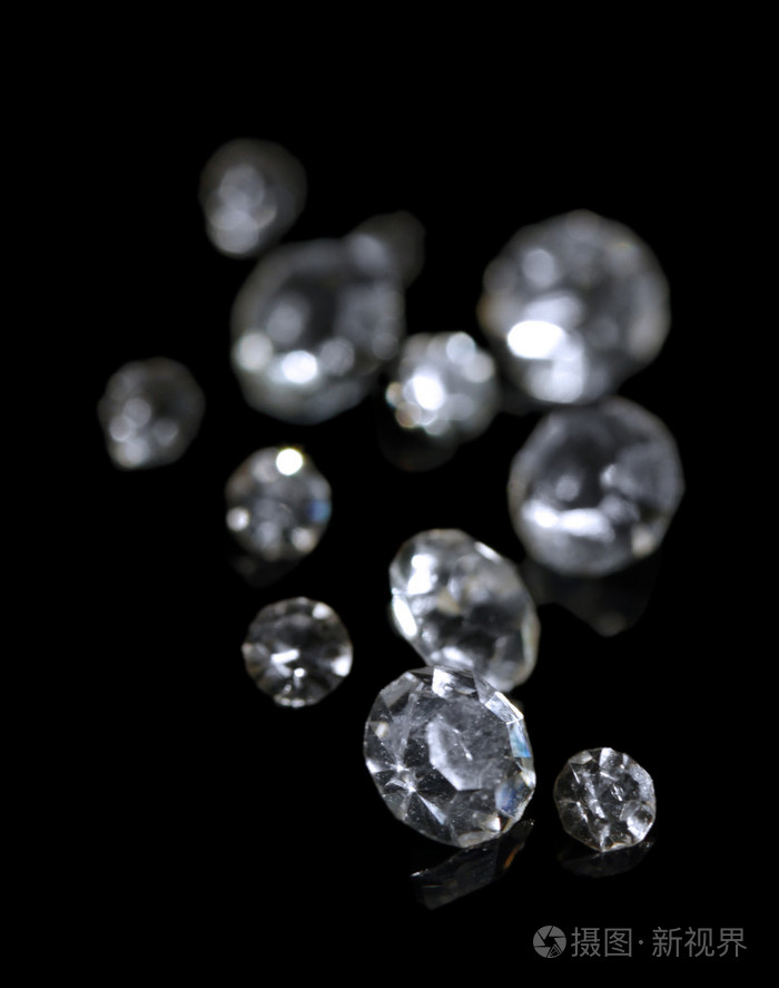 在黑色背景上的美丽闪亮水晶钻石
