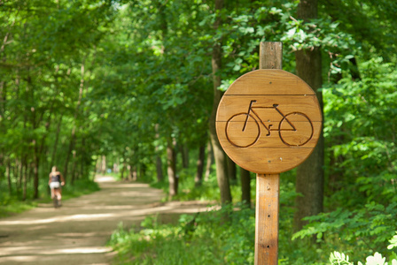 自行车车道标志，指示木制自行车路线