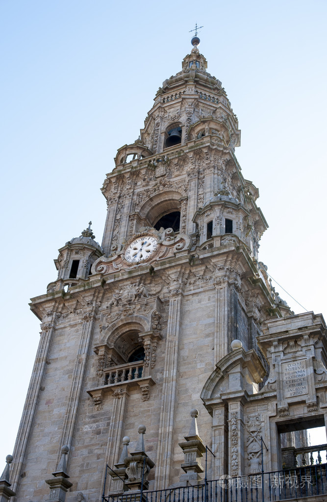 带有时钟的钟塔