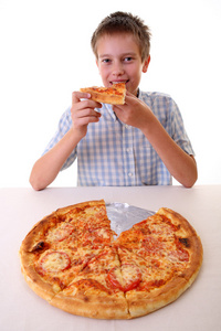 小男孩吃披萨