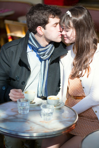 约会情侣接吻在巴黎咖啡馆