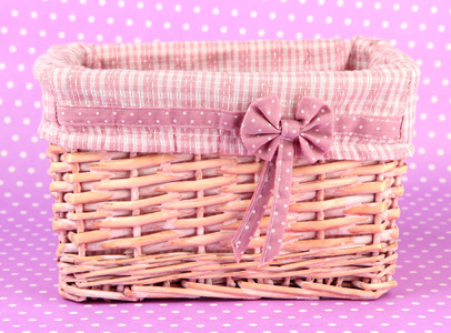 粉红色的背景上的美丽篮