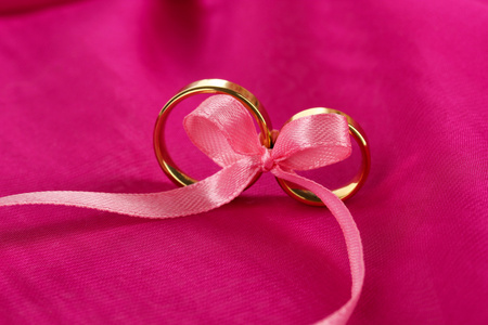 用丝带绑的结婚戒指