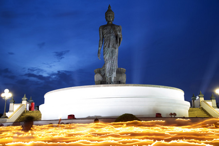 高佛雕像在 visakha 闭关一天中的黄昏