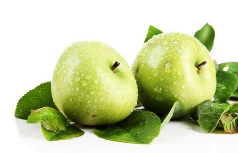 多汁绿色苹果用叶子，孤立在白色