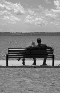 意大利布拉恰诺湖罗马，年轻夫妇的长凳上，放松