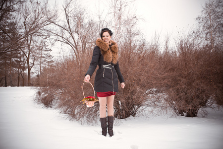 一个年轻女孩在冬季公园的肖像