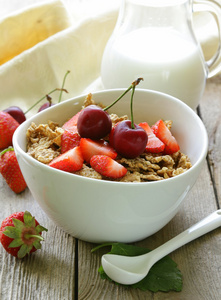 粮食与草莓和樱桃麦片健康的早餐