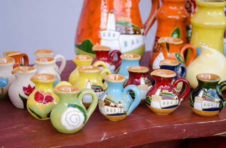 各种多彩粘土手工壶罐卖市场