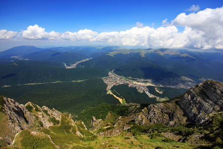 一个山区小镇鸟瞰图