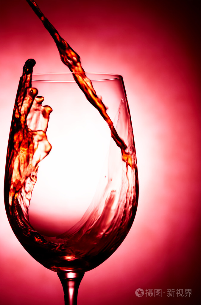 得到装满红酒的酒杯的近距离视图