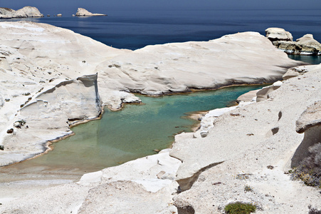 sarakiniko 海滩在米洛的希腊小岛