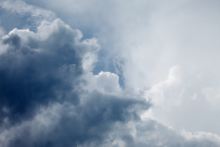 戏剧性天空与暴风雨云