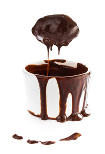 喝杯热棕色巧克力可可流在白色背景上