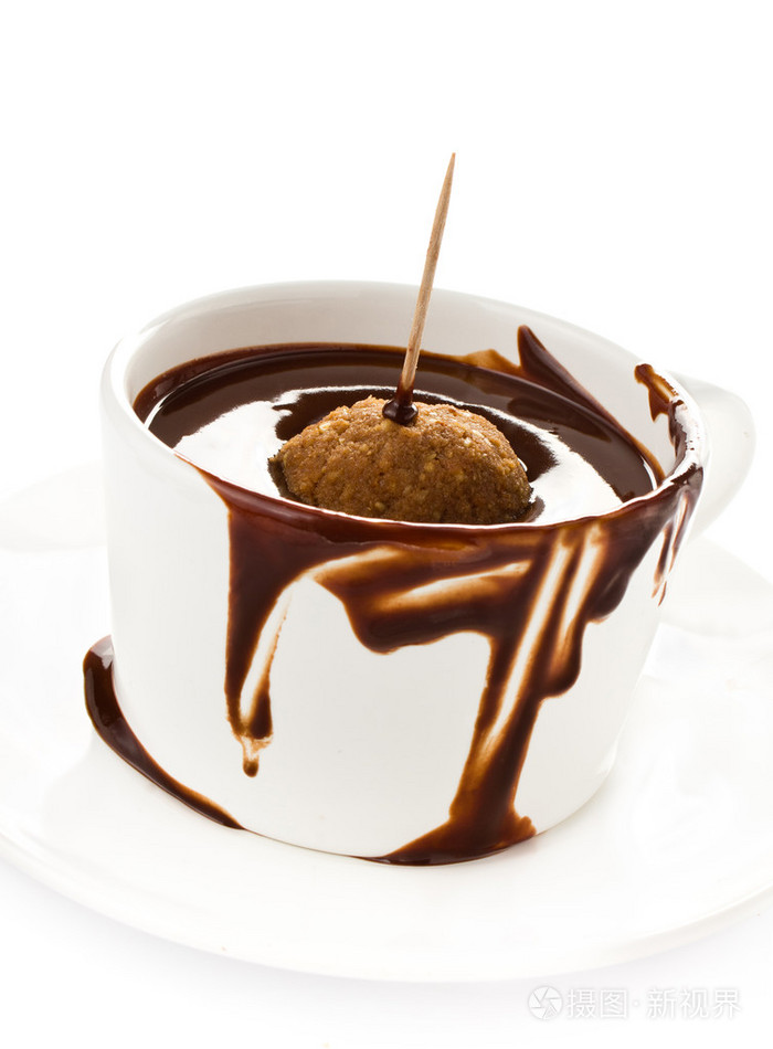 杯热巧克力可可流在白色背景上的关闭了