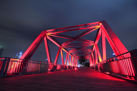 钢结构桥梁特写在夜景景观